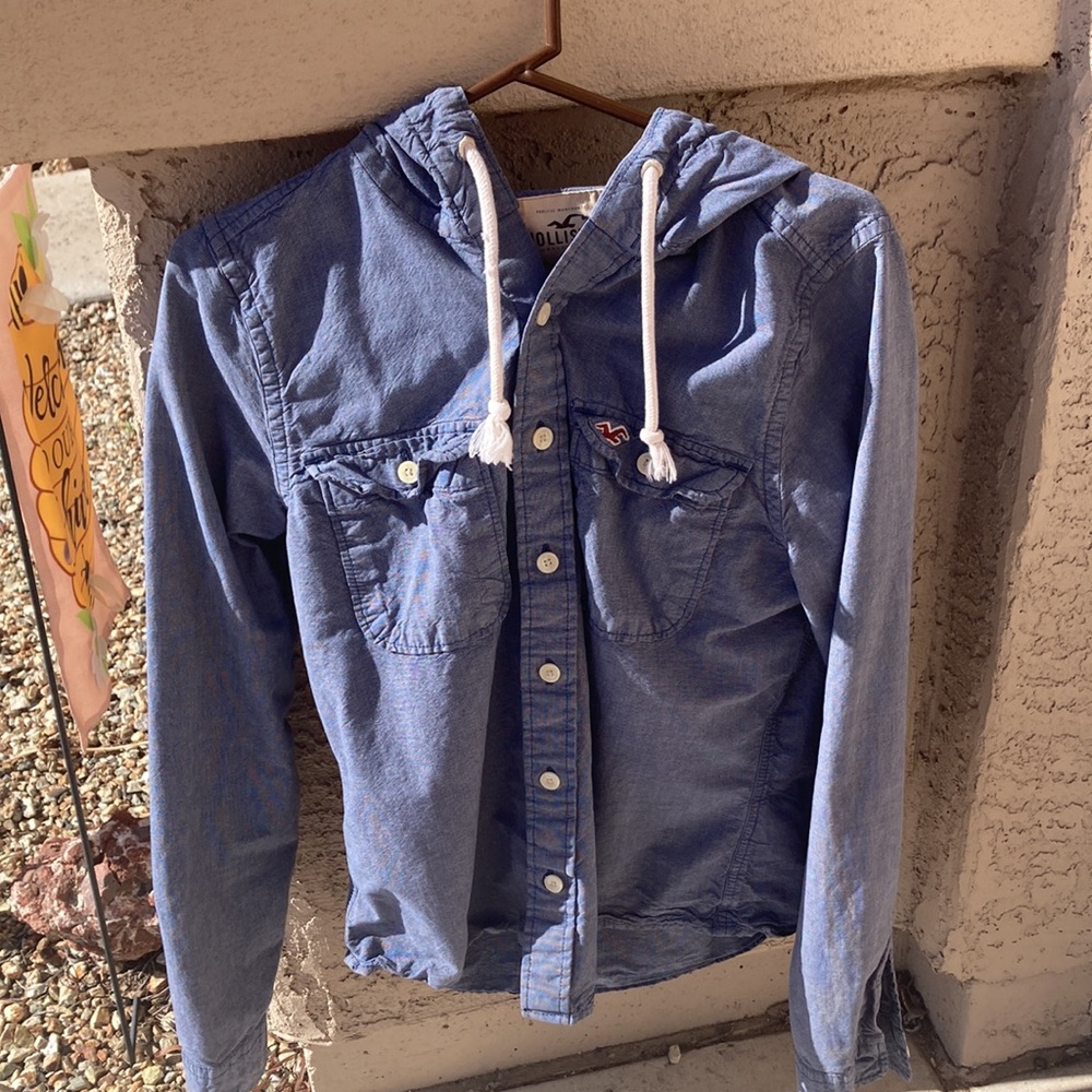 Hollister‘s denim button up hoodie men’s large